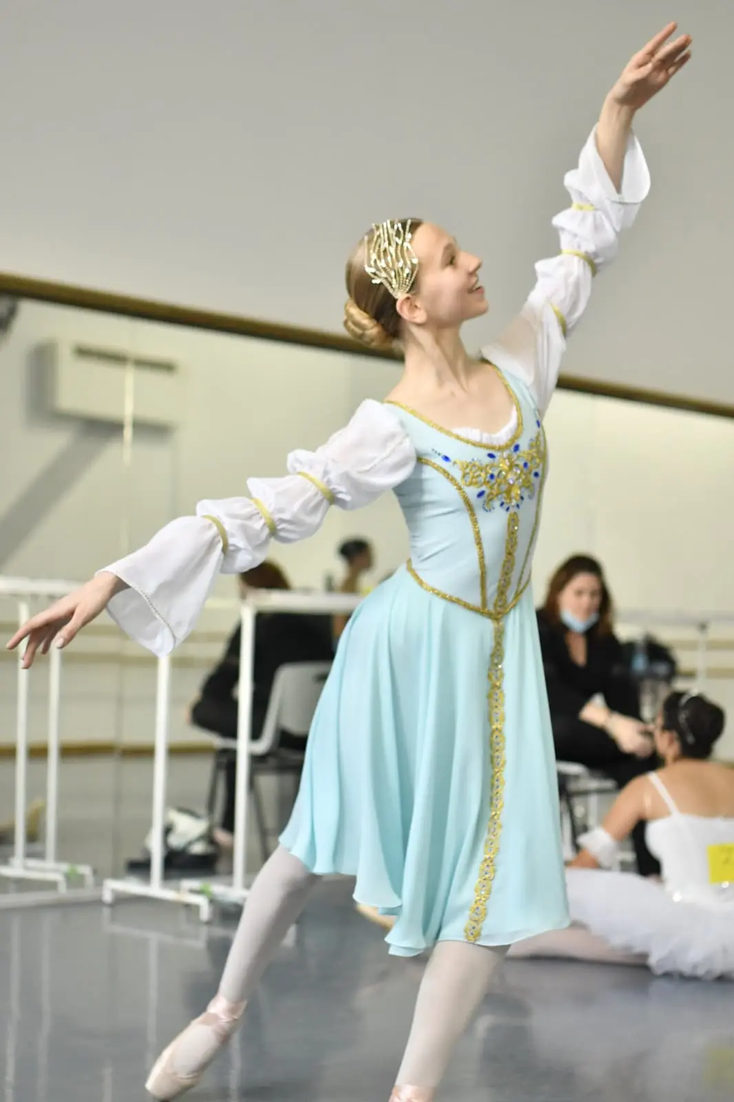 רקדנית בלט בשמלה תכלת