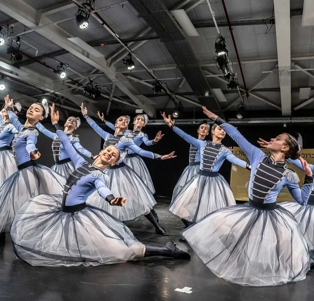 ריקוד דינמי בתלבושת צבאית כחולה