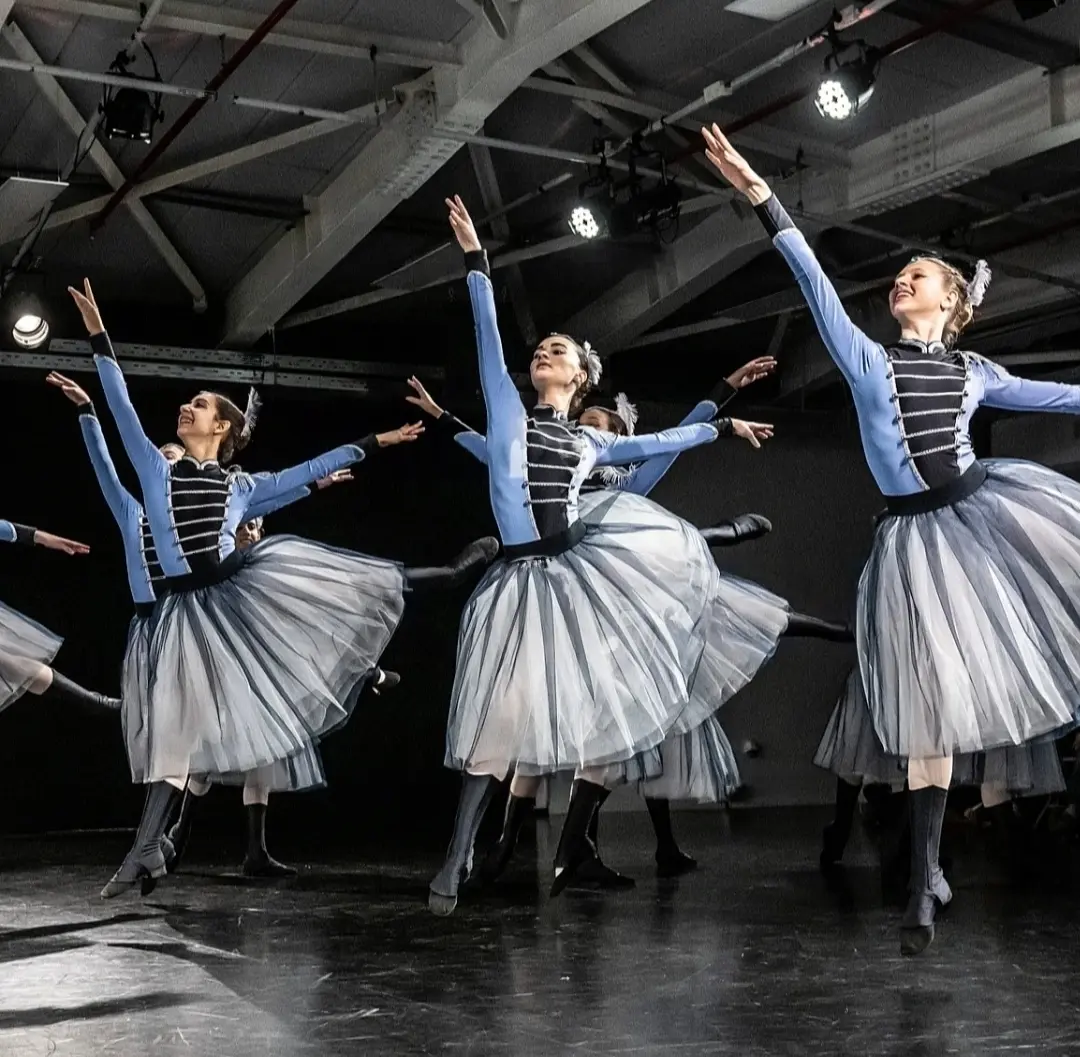 הרכב בתלבושות צבאיות כחולות