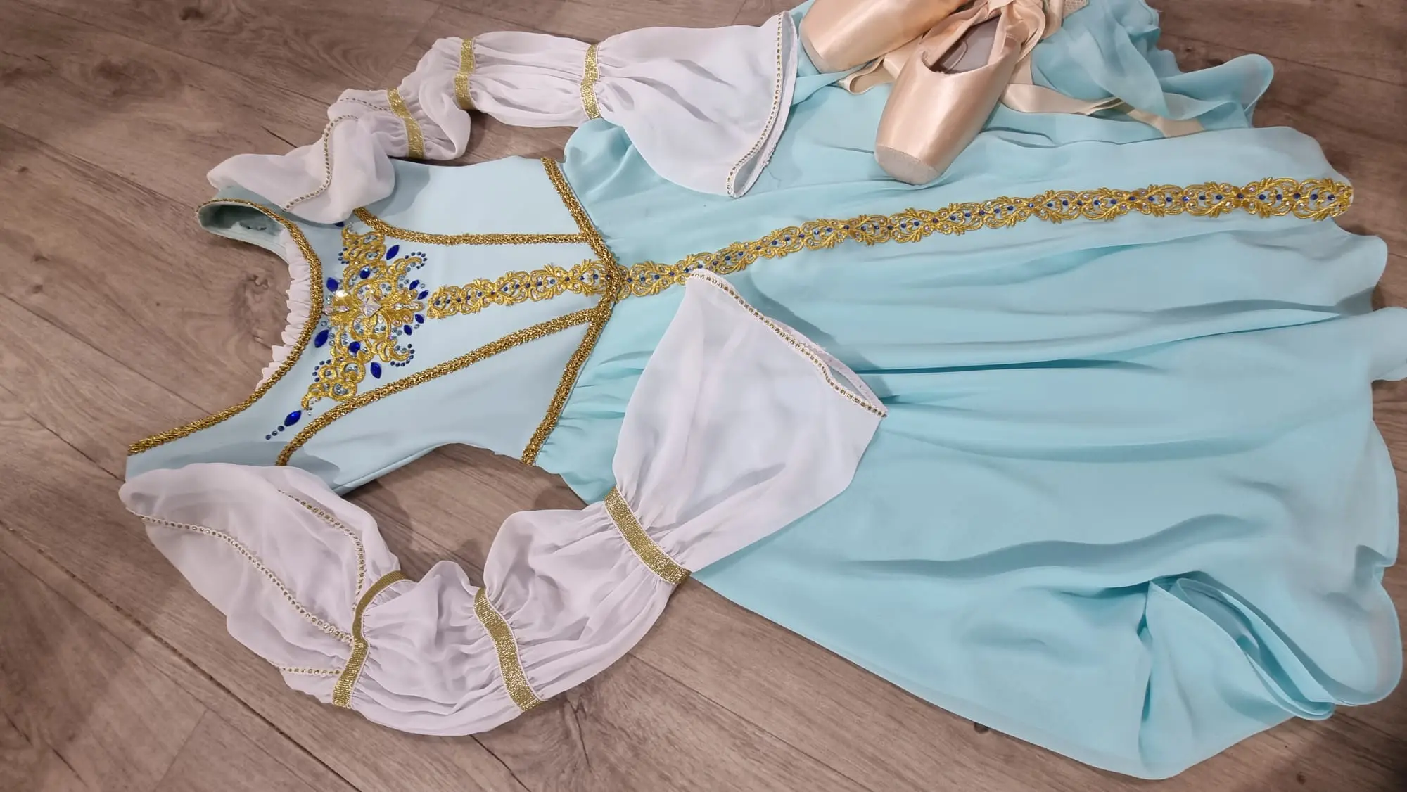 בגד בלט תכלת עם נעלי פוינט