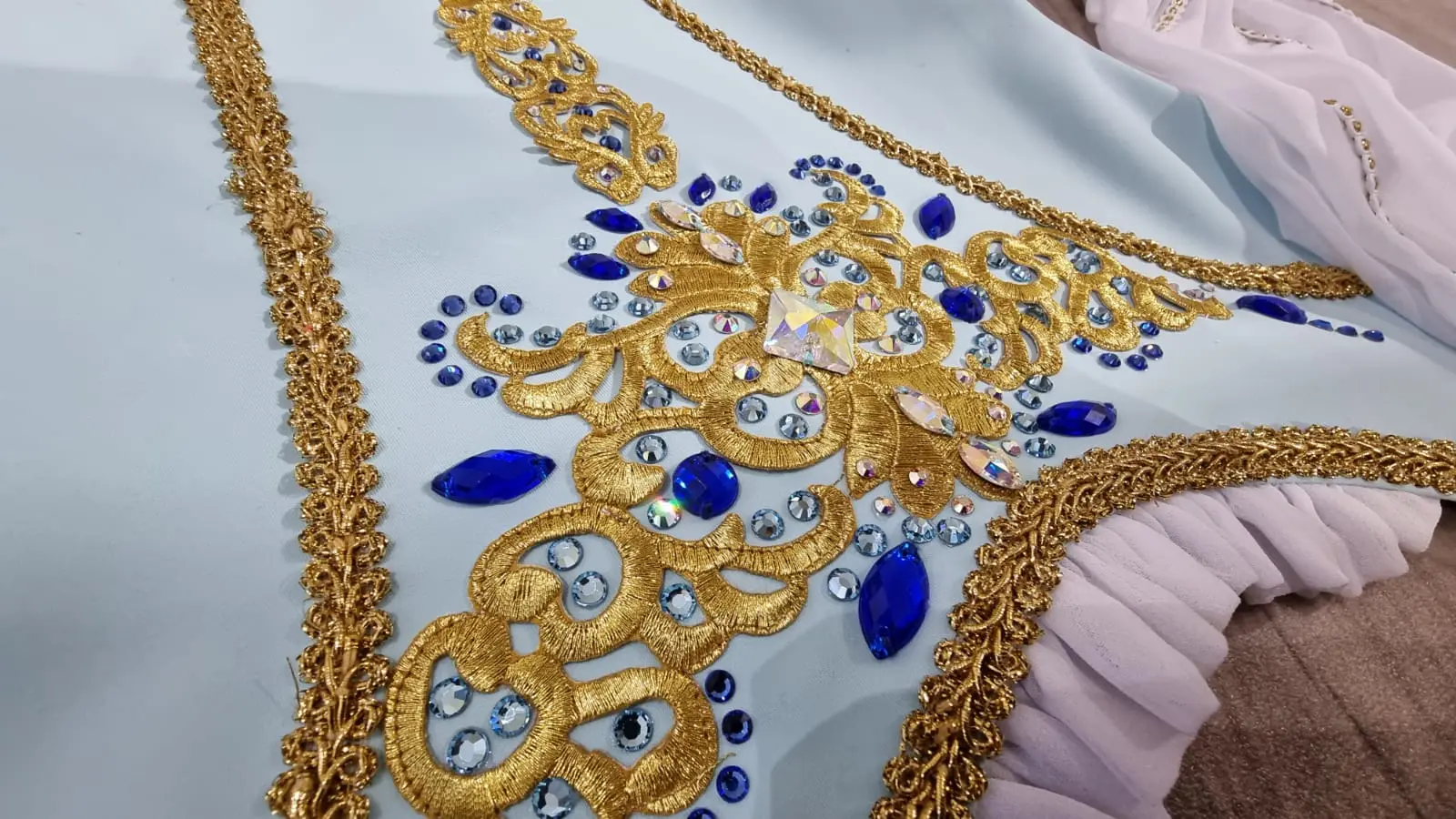 פרטי רקמה על בגד בלט