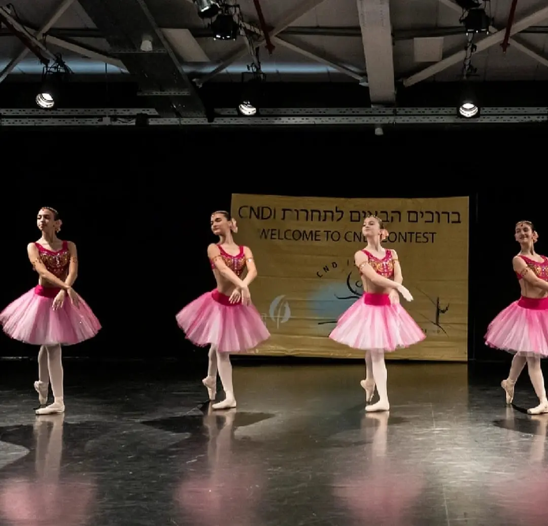 רקדנית בטוטו ורוד — תחרות