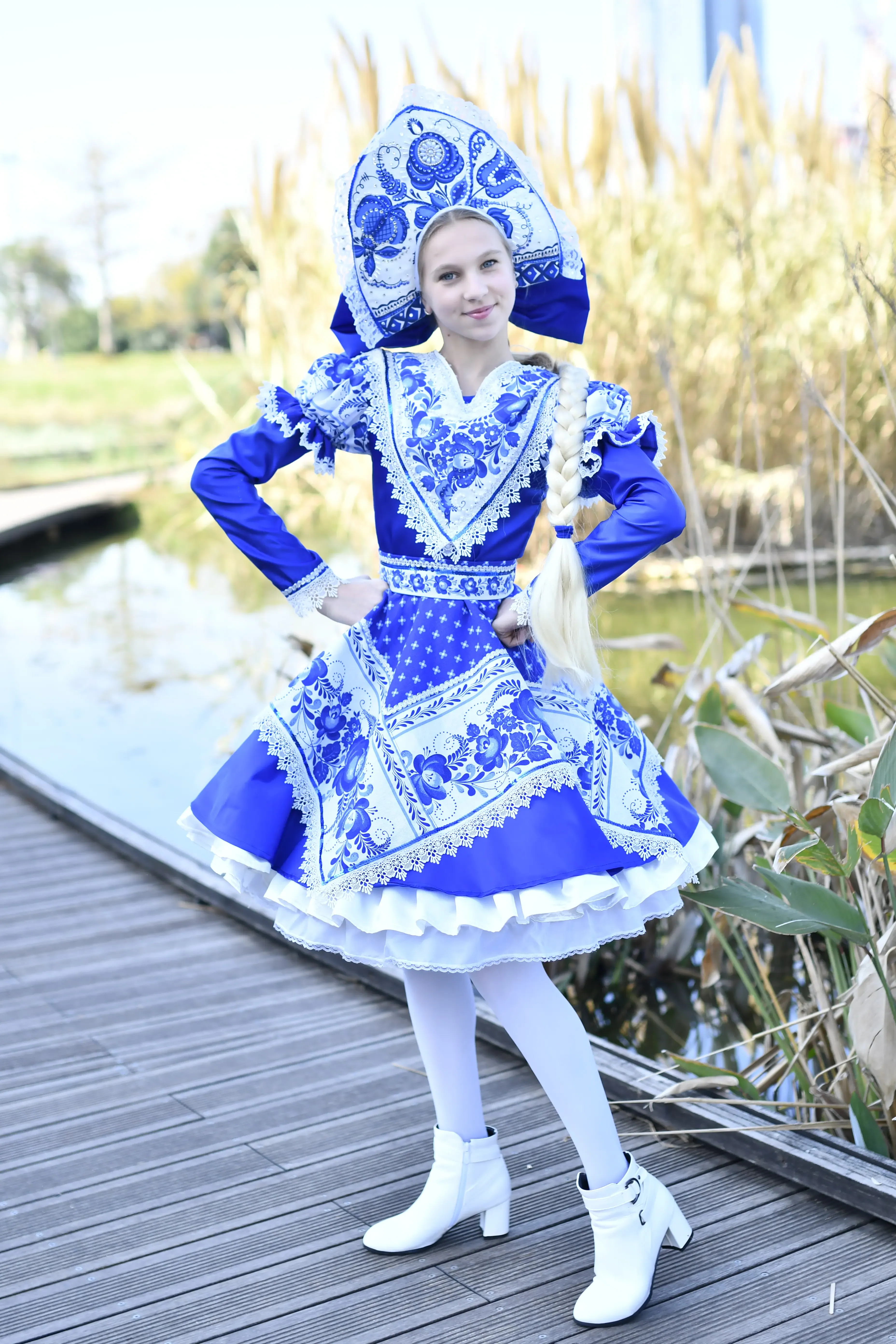 שמלה כחולה מעוטרת